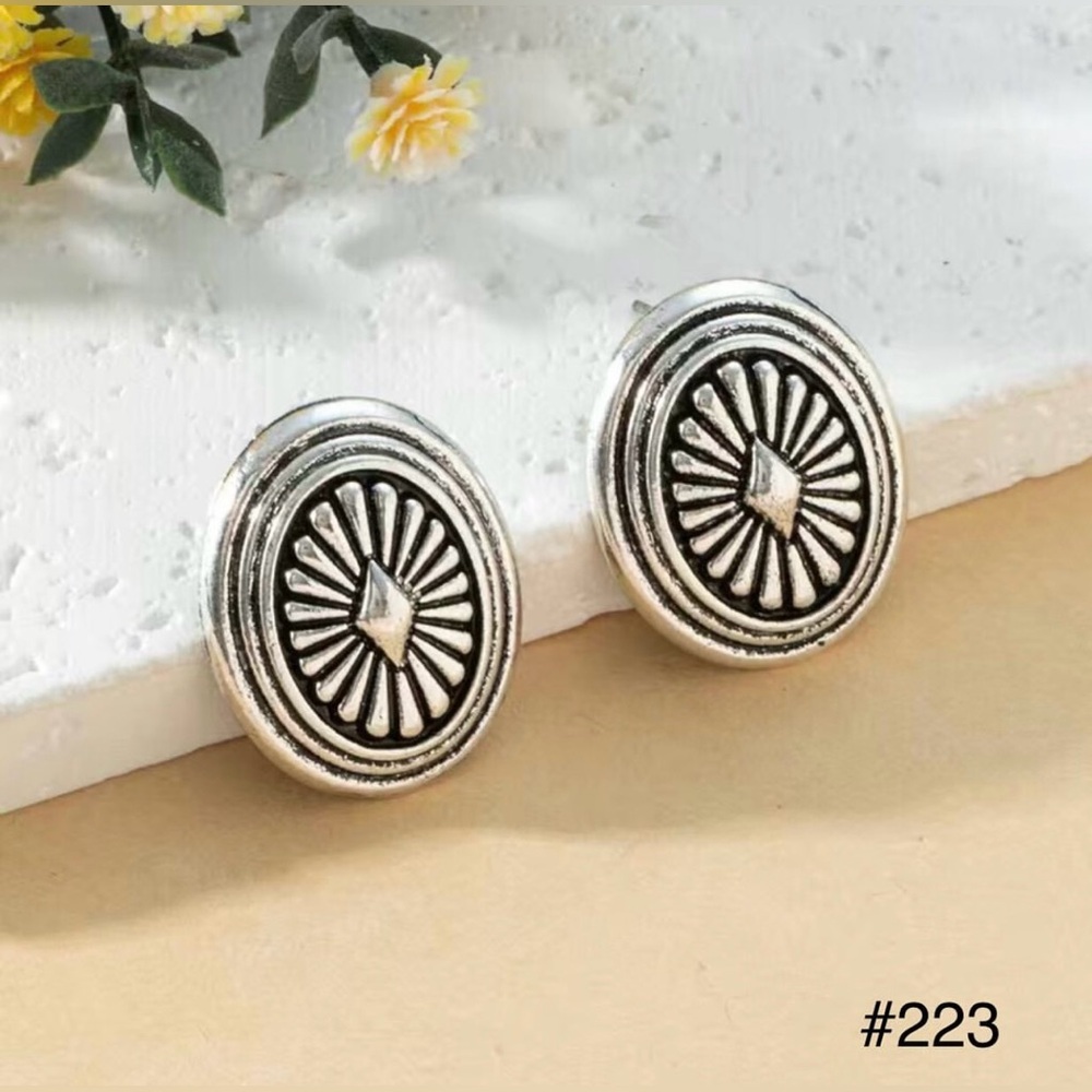 #223 | Silver Oval Concho Stud Earrings